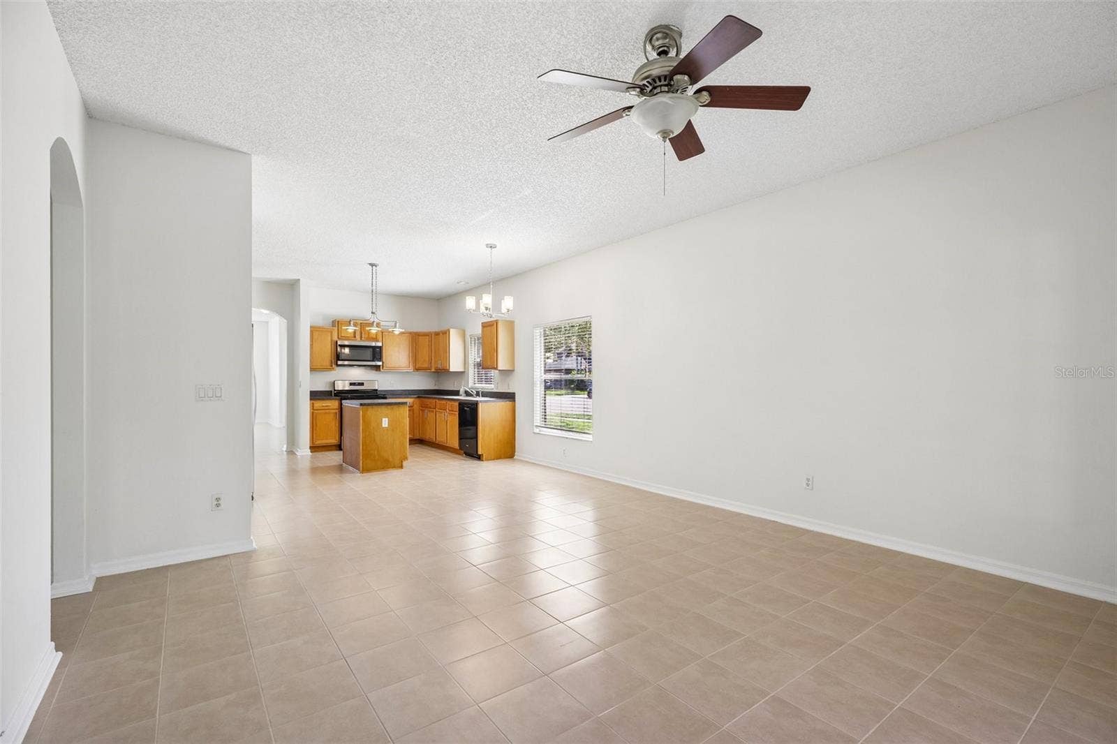 1806 ANNA CATHERINE DRIVE, Orlando, FL 32828 The Kitchen flows naturally into the Family Room.