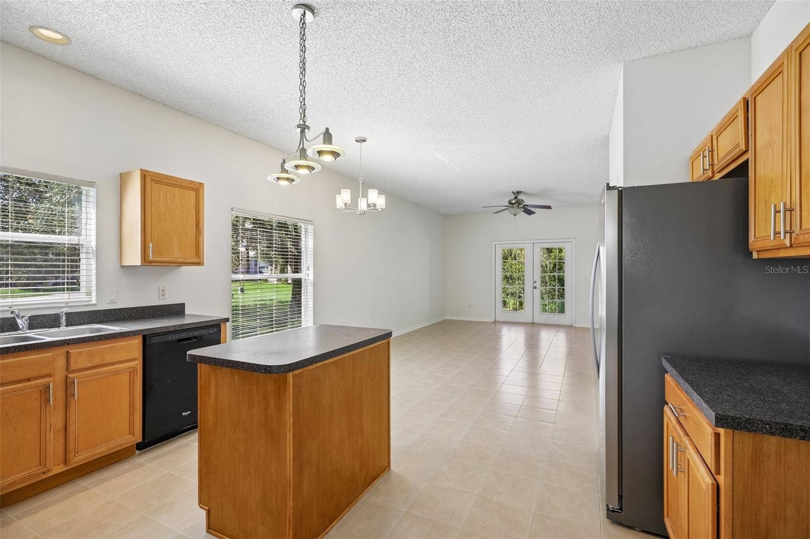 1806 ANNA CATHERINE DRIVE, Orlando, FL 32828 The Kitchen flows naturally into the Family Room.