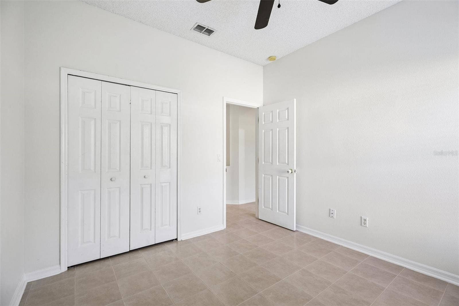 1806 ANNA CATHERINE DRIVE, Orlando, FL 32828 Perfectly sized, Bedroom 3 can easily serve as a guest bedroom or be transformed into an office or creative retreat.