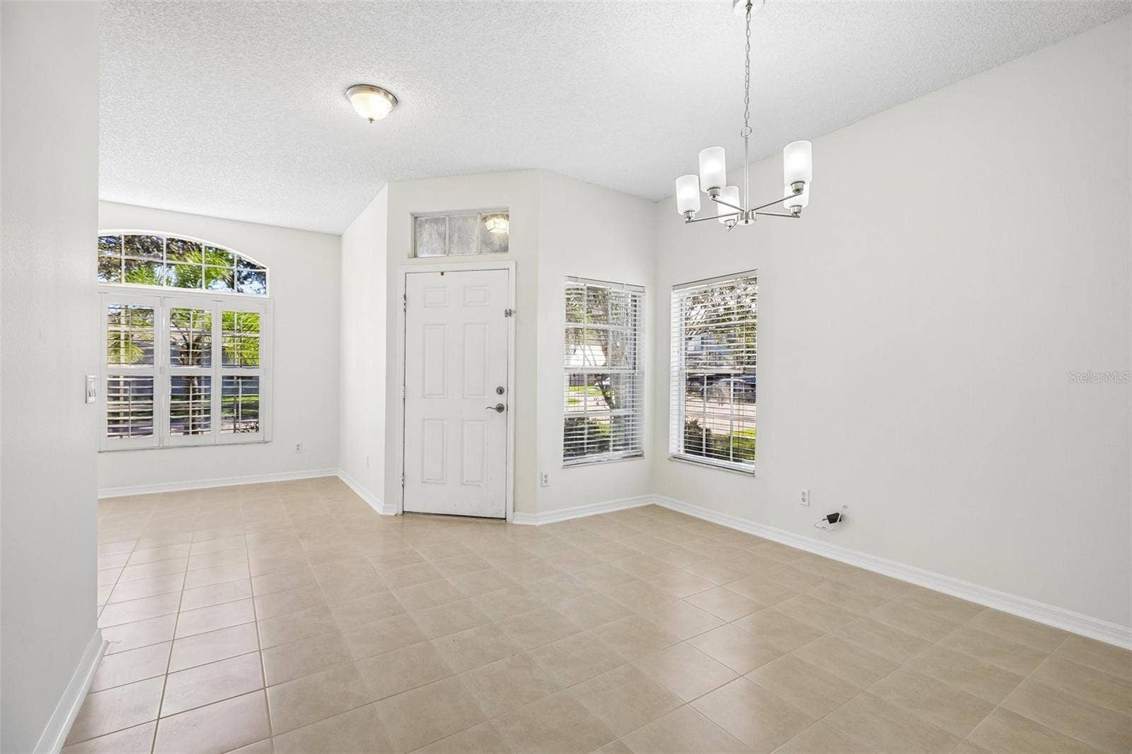 1806 ANNA CATHERINE DRIVE, Orlando, FL 32828 Step inside to an OPEN FLOOR PLAN enhanced by CERAMIC TILE FLOORING throughout and graceful architectural details.