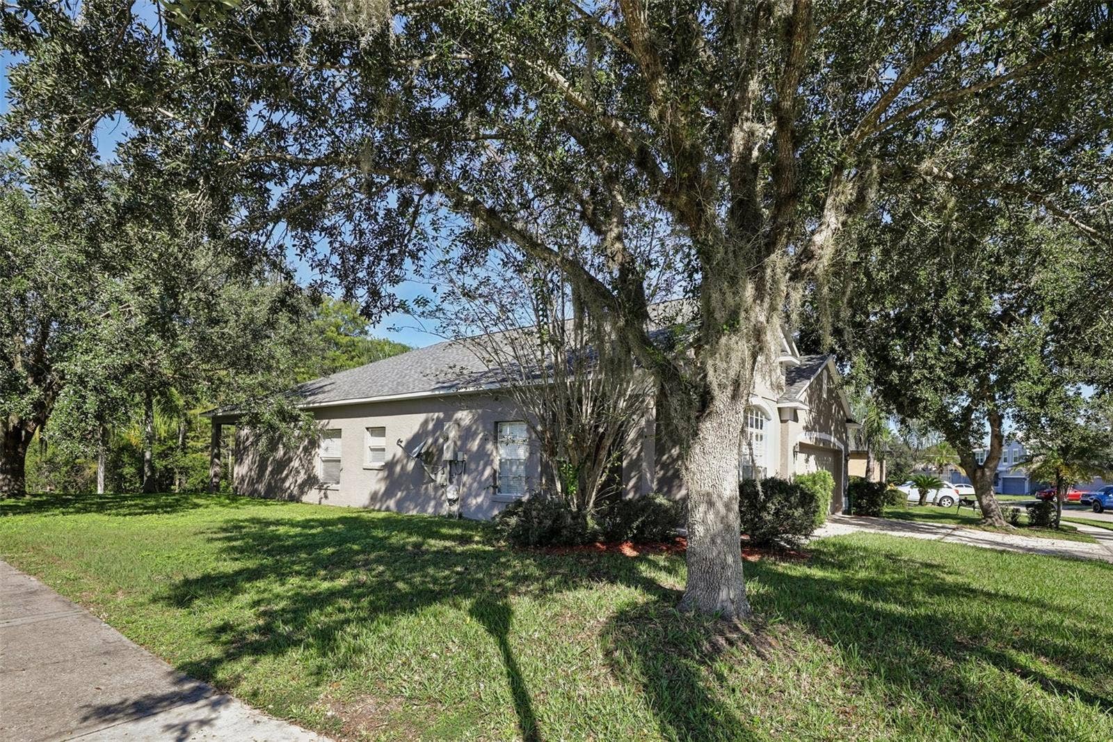 1806 ANNA CATHERINE DRIVE, Orlando, FL 32828 Situated on an OVERSIZED, CORNER LOT with no rear neighbors, the property features GREAT CURB APPEAL.