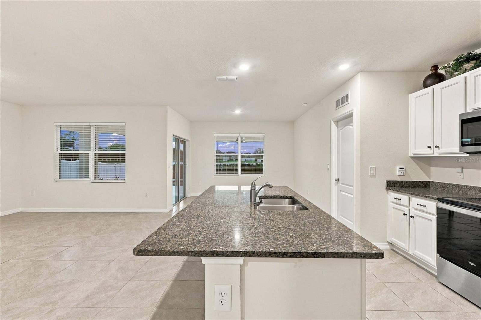 4010 SAPSUCKER LOOP, Sanford, FL 32773 Kitchen Island
