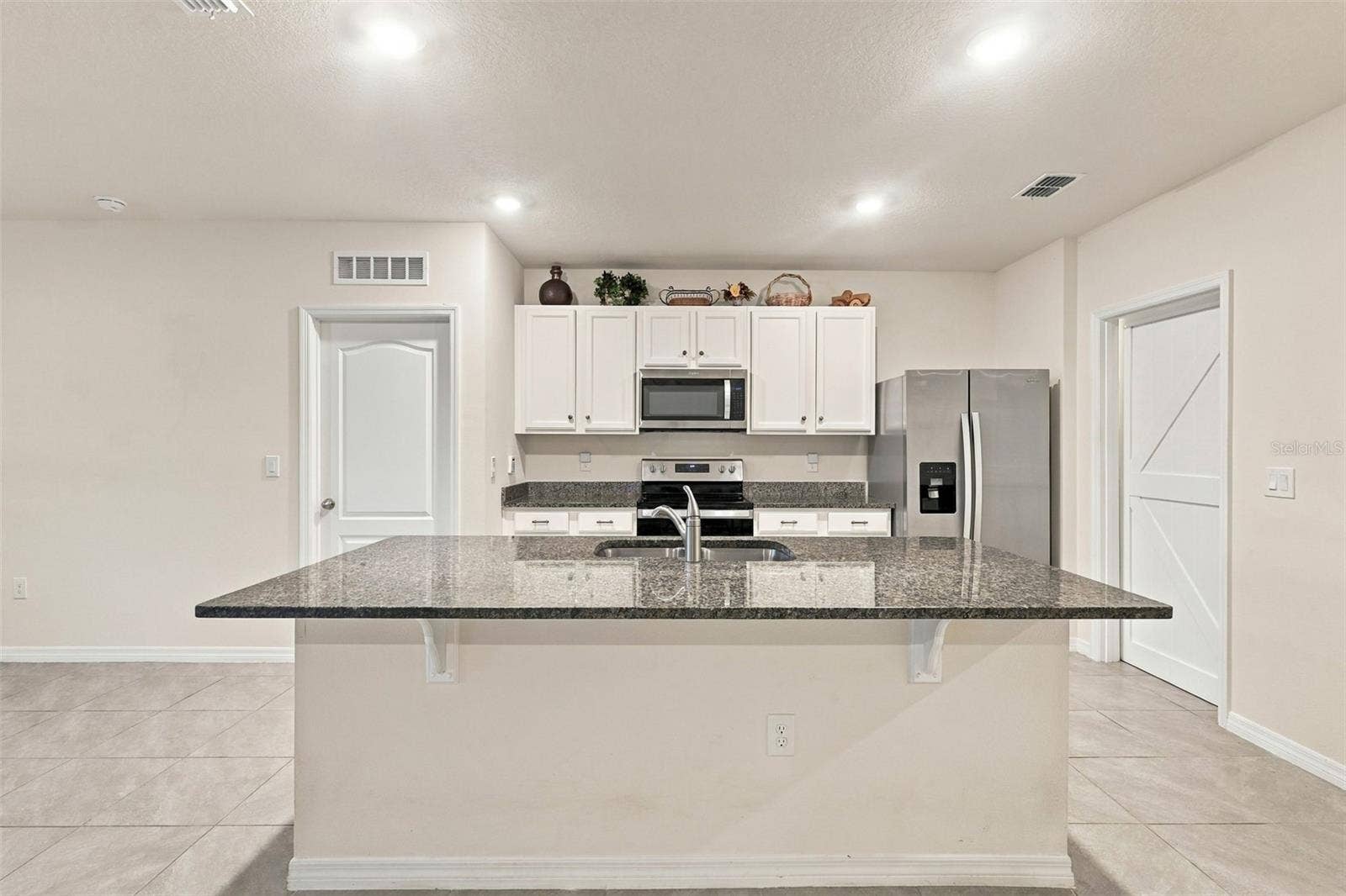4010 SAPSUCKER LOOP, Sanford, FL 32773 Kitchen Island