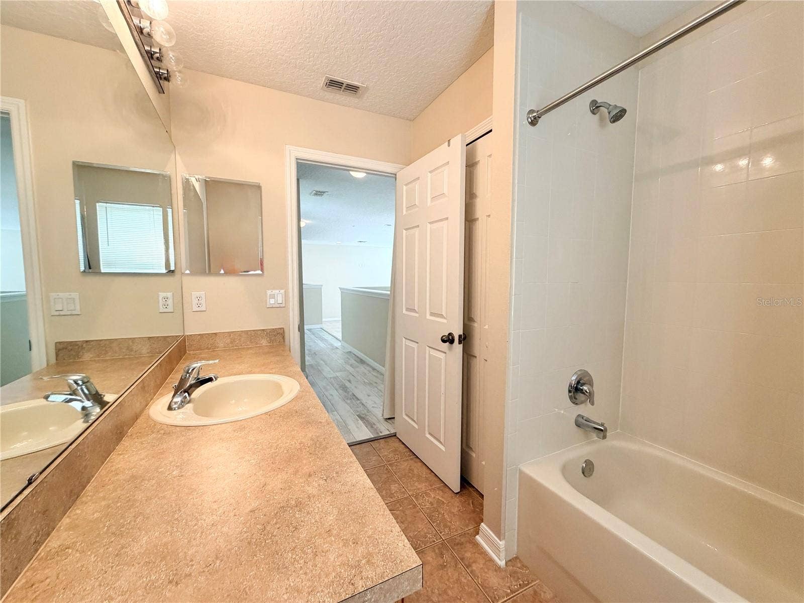 Jack and Jill bath