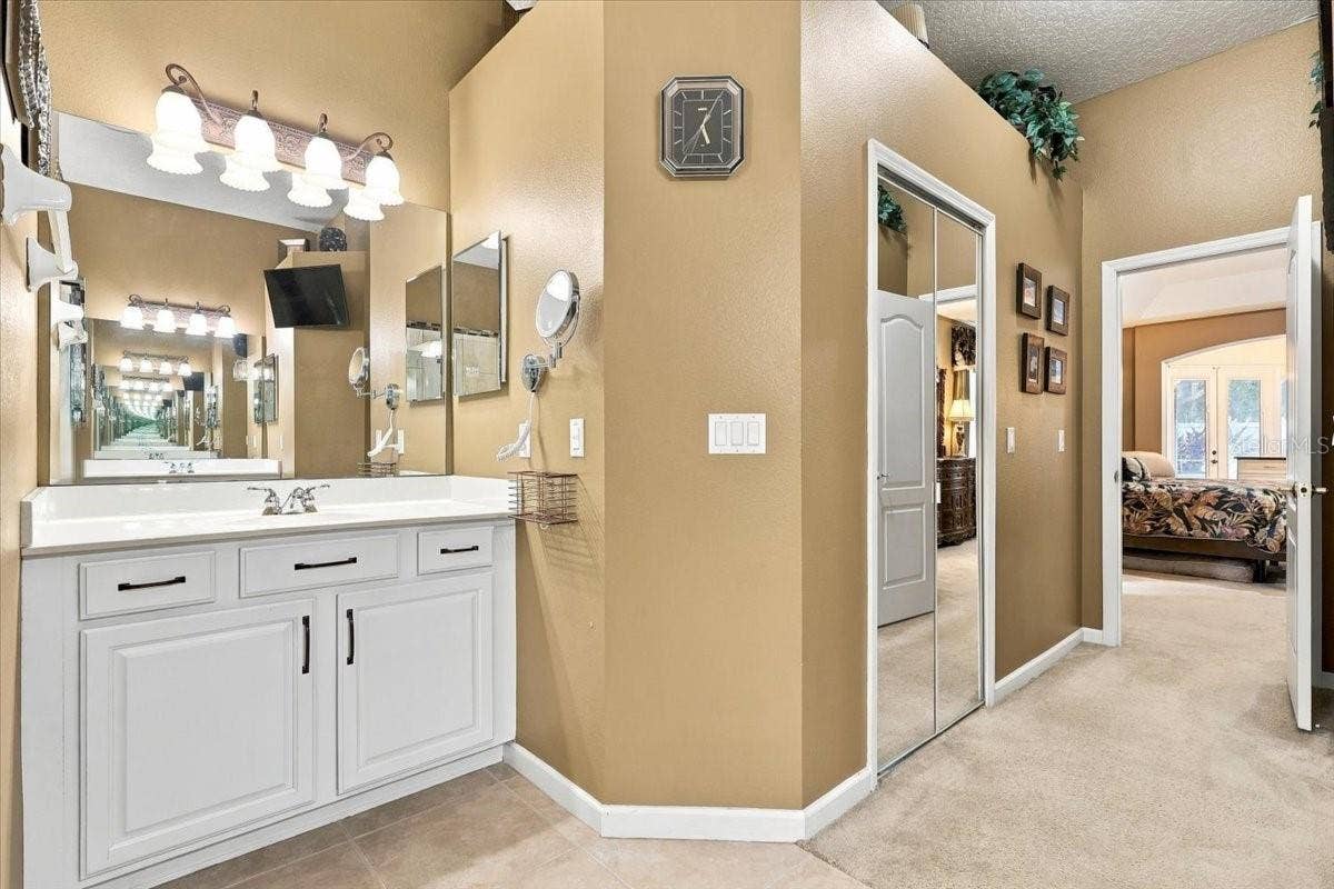 Primary en-suite bath.