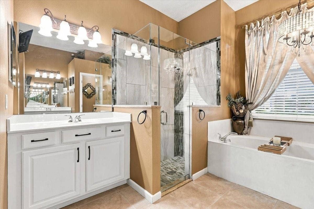 Primary en-suite bath.