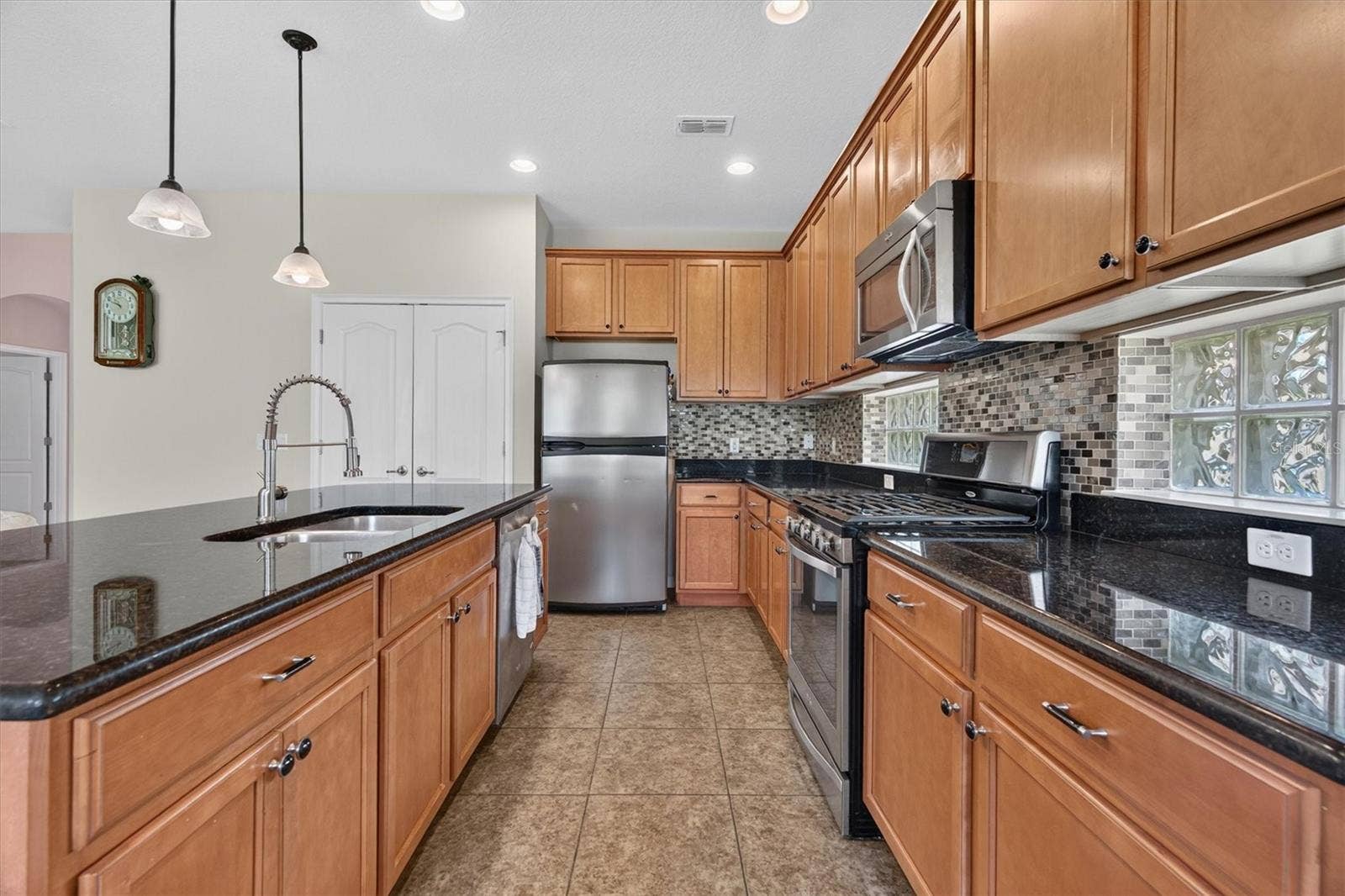 2315 NATOMA BOULEVARD, Mount Dora, FL 32757 Gas stove with natural gas