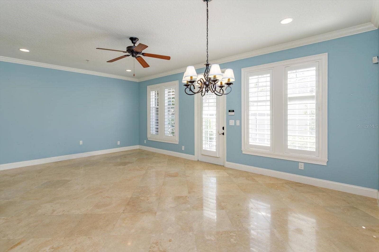 3692 LOWER UNION ROAD, Orlando, FL 32814 Family Room Overlooking the Fenced in Courtyard