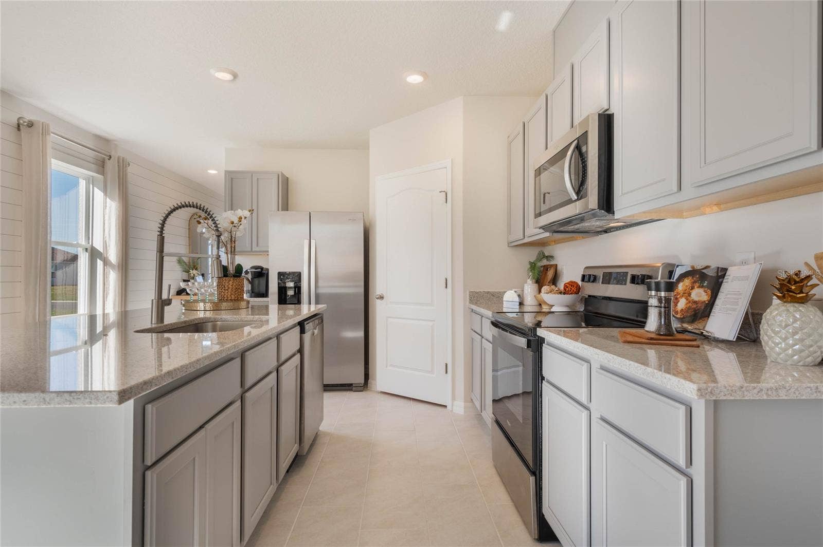 4561 BARBERRY AVENUE, Lakeland, FL 33811 4561 BARBERRY AVENUE, Lakeland, FL 33811
