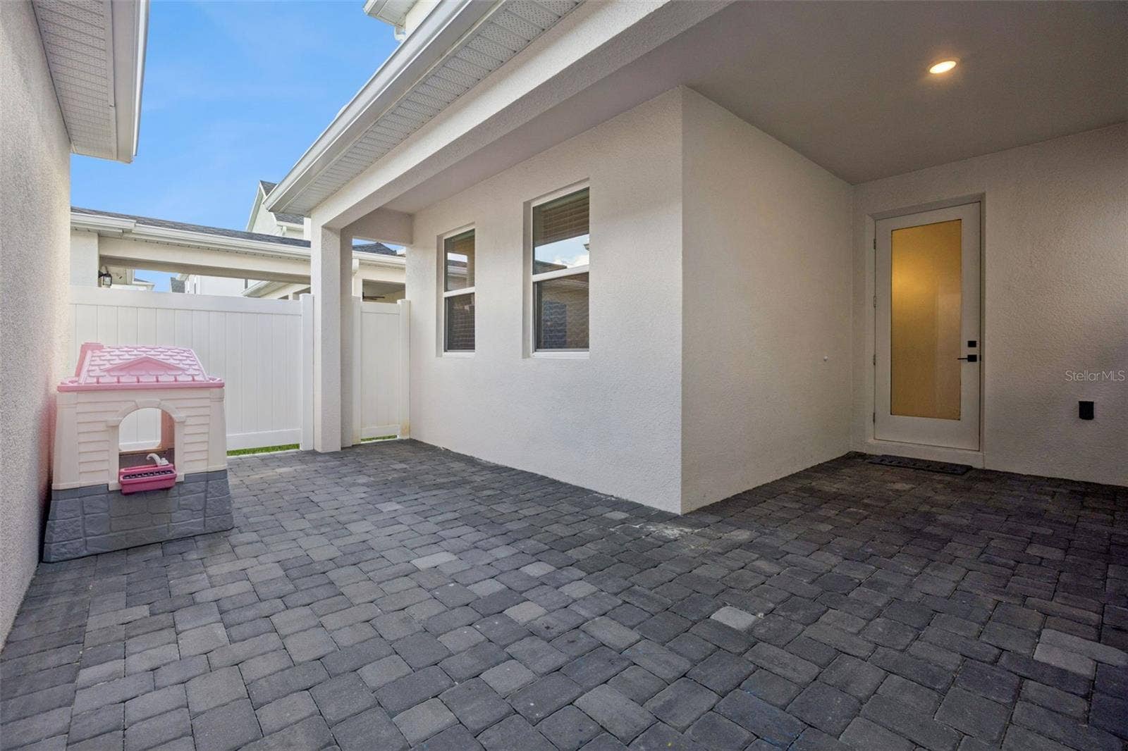 1717 CROWNCREST DRIVE, Apopka, FL 32703 Courtyard between home and garage. There is a covered walkway from home to garage