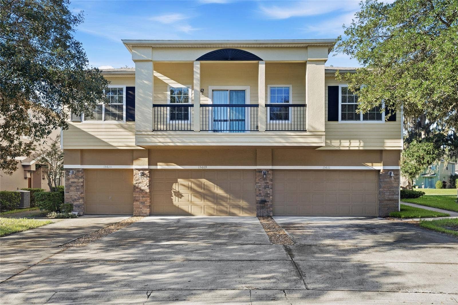 end unit with single car garage