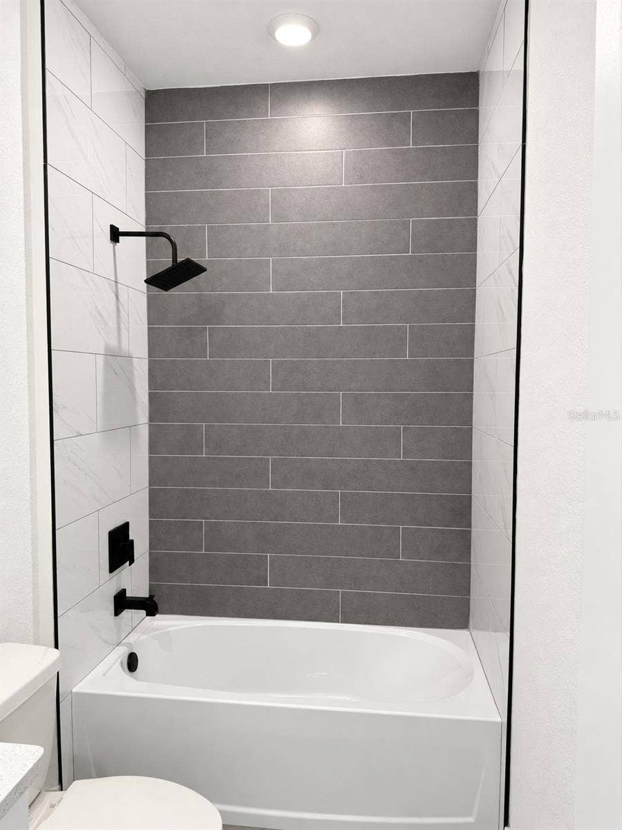 24479 SW KINGSWAY CIRCLE, Arcadia, FL 34269 Guest tub and tile detail. Actual property photo, digitally refined.