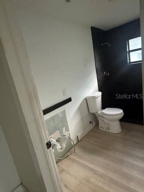 225 RONNIE CIRCLE, Orlando, FL 32811 Don't forget to pick up a new vanity to customize this bathroom the way that you like it.