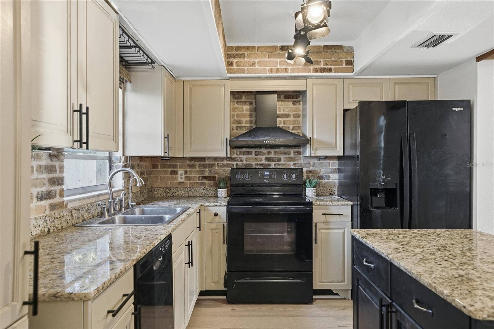 9627 HIDDEN OAKS CIRCLE, Tampa, FL 33612 9627 HIDDEN OAKS CIRCLE, Tampa, FL 33612