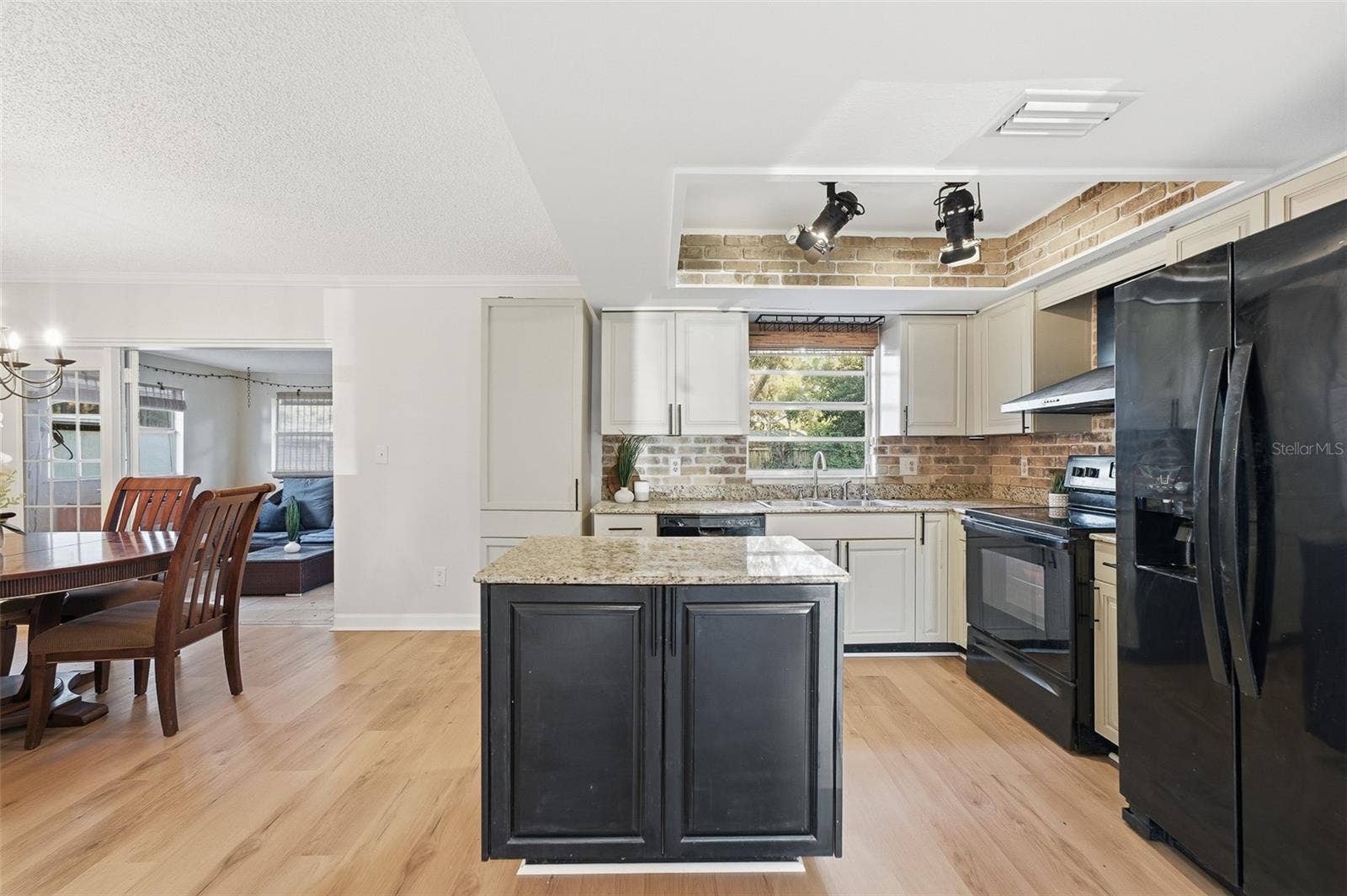 9627 HIDDEN OAKS CIRCLE, Tampa, FL 33612 9627 HIDDEN OAKS CIRCLE, Tampa, FL 33612