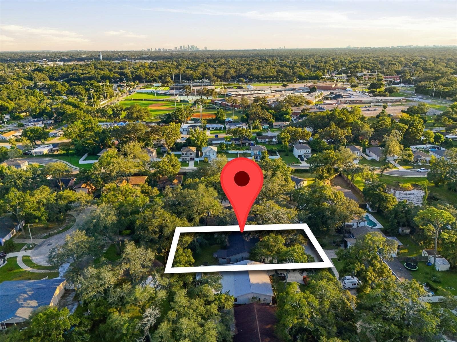 9627 HIDDEN OAKS CIRCLE, Tampa, FL 33612 9627 HIDDEN OAKS CIRCLE, Tampa, FL 33612