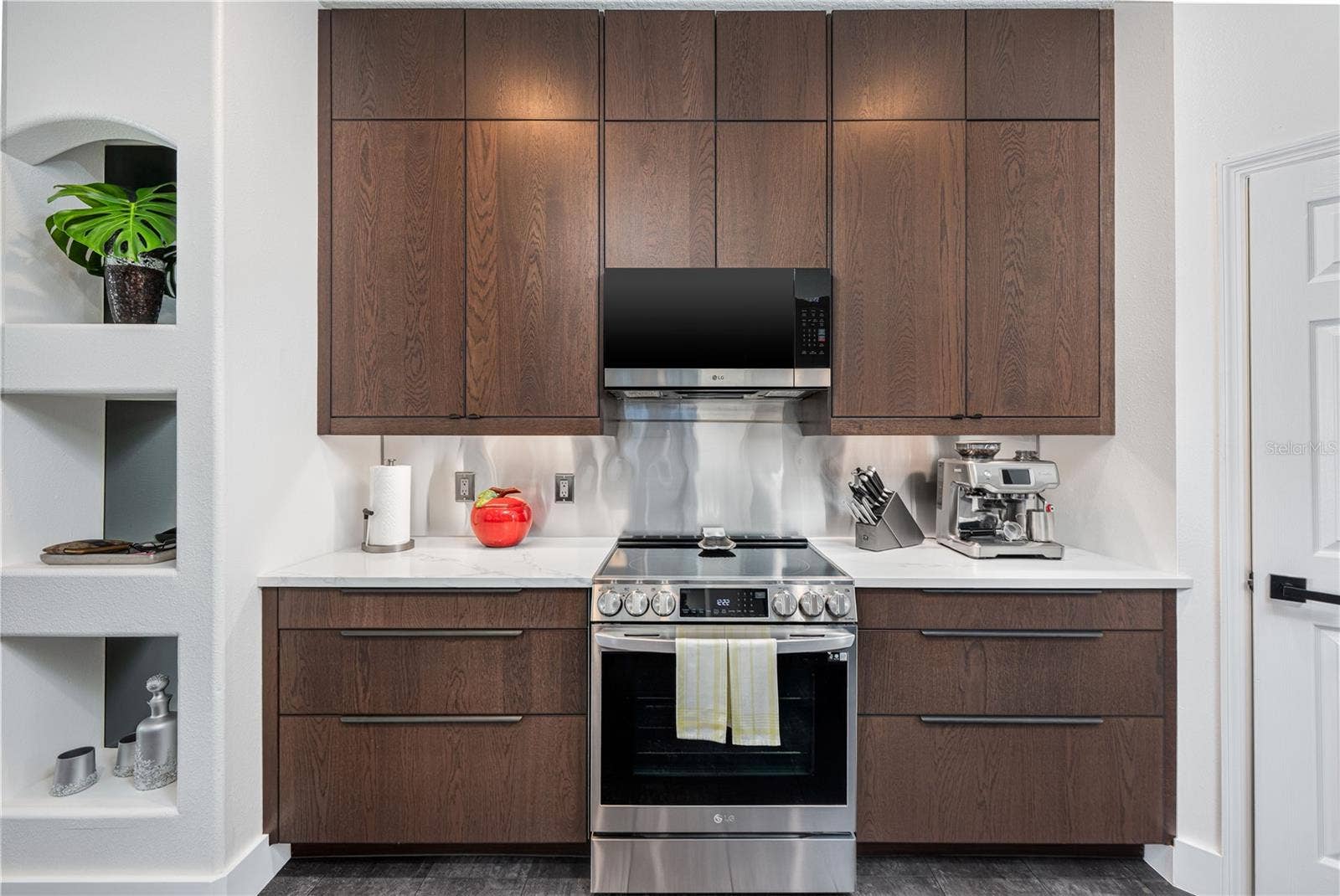 1854 VISTA ROYALE BOULEVARD, Orlando, FL 32835 Fantastic stainless backsplash!