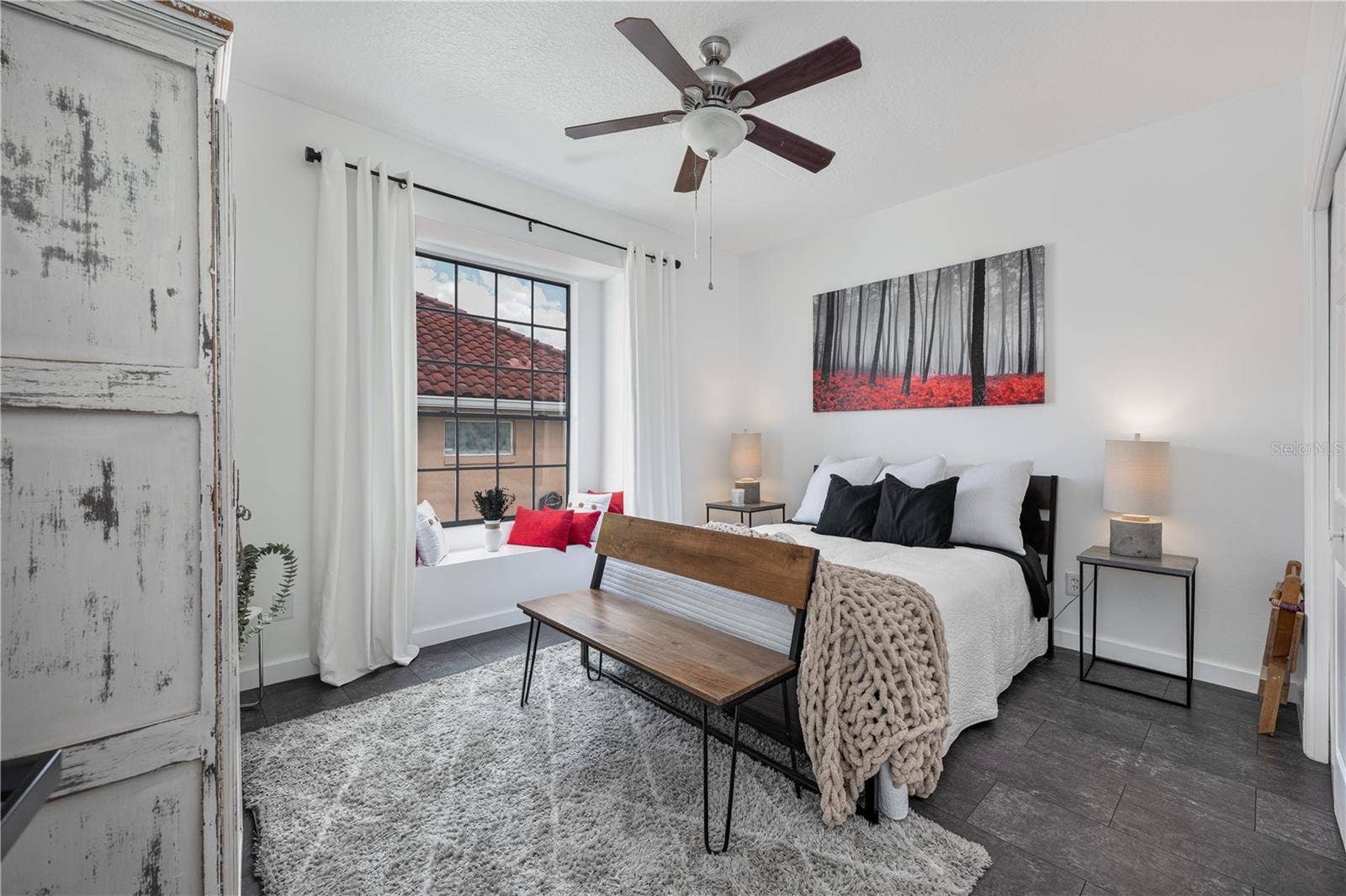 1854 VISTA ROYALE BOULEVARD, Orlando, FL 32835 The charming window seat in this secondary bedroom is the perfect spot to read a book.