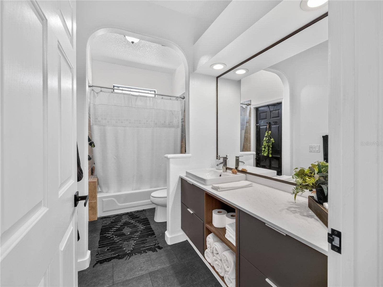 1854 VISTA ROYALE BOULEVARD, Orlando, FL 32835 The third full bath is conveniently located near the second and third bedrooms.