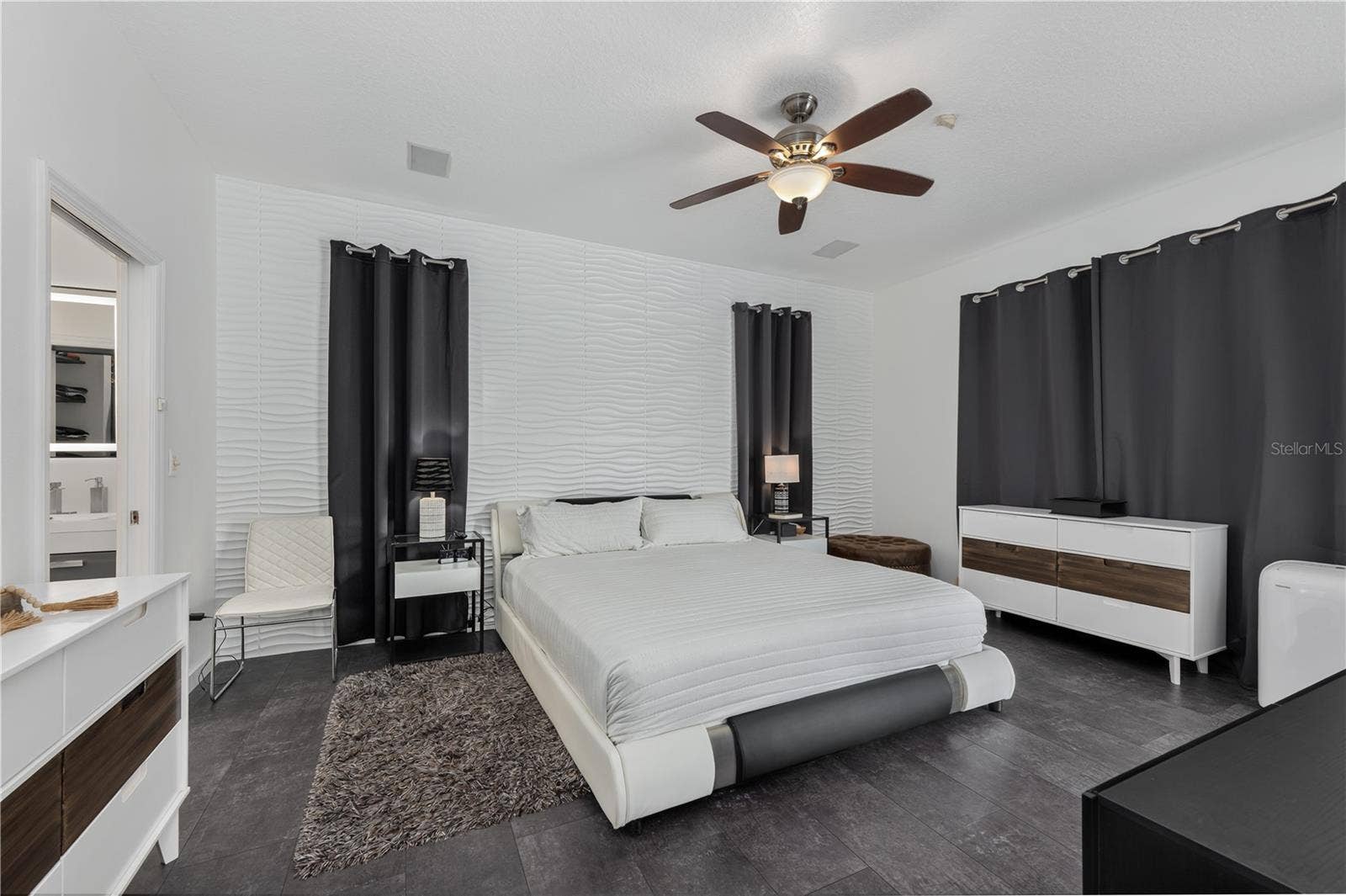 1854 VISTA ROYALE BOULEVARD, Orlando, FL 32835 3D textured wave accent wall