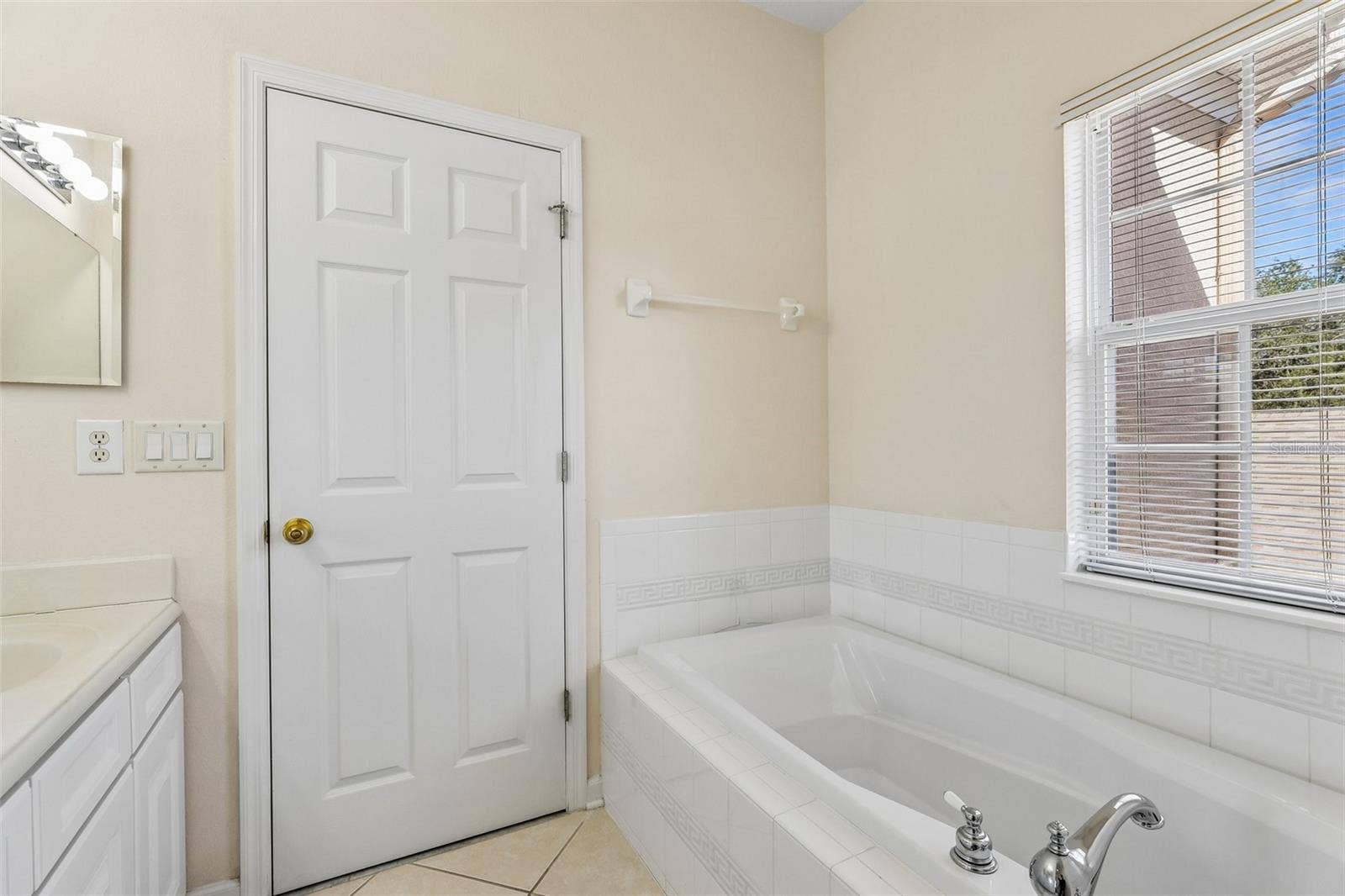 Primary en-suite bath.