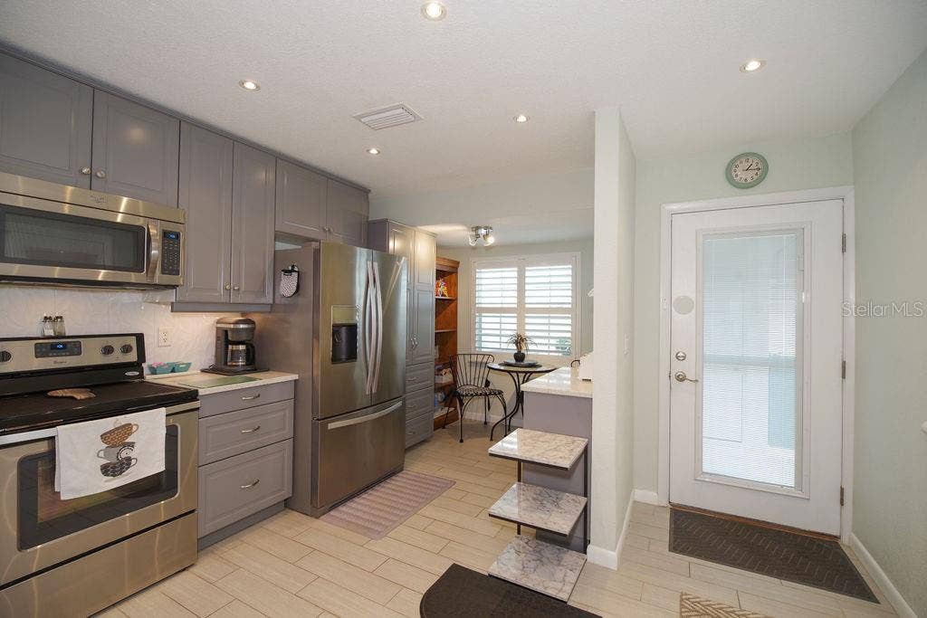 Kitchen/Entry