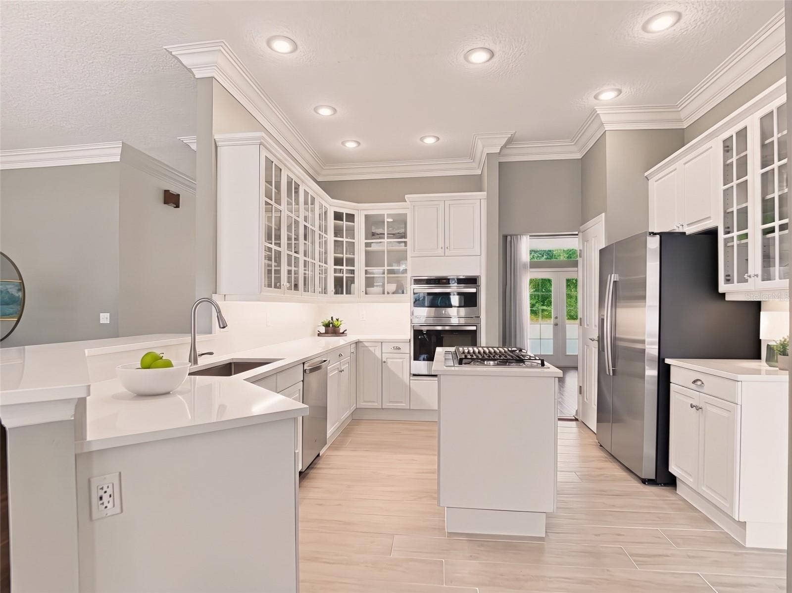 1128 OAKPOINT CIRCLE, Apopka, FL 32712 Brand new premium stainless appliances