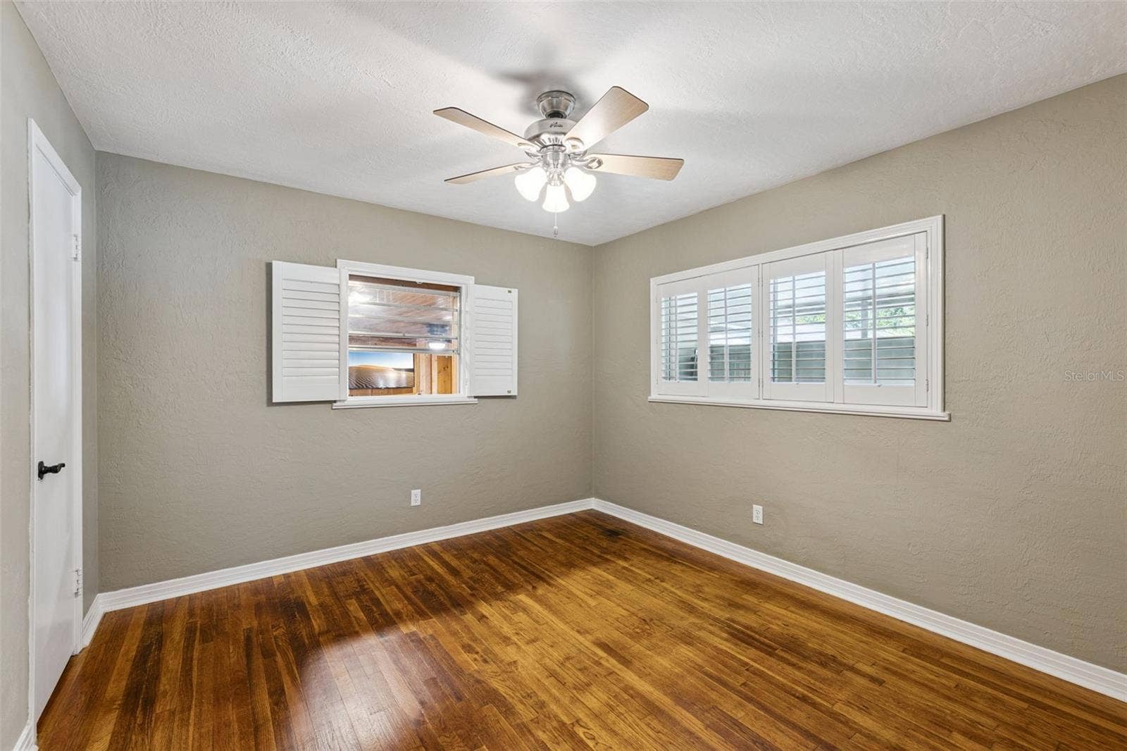 3115 HARGILL DRIVE, Orlando, FL 32806 Secondary bedroom overlooks backyard and indoor pub area