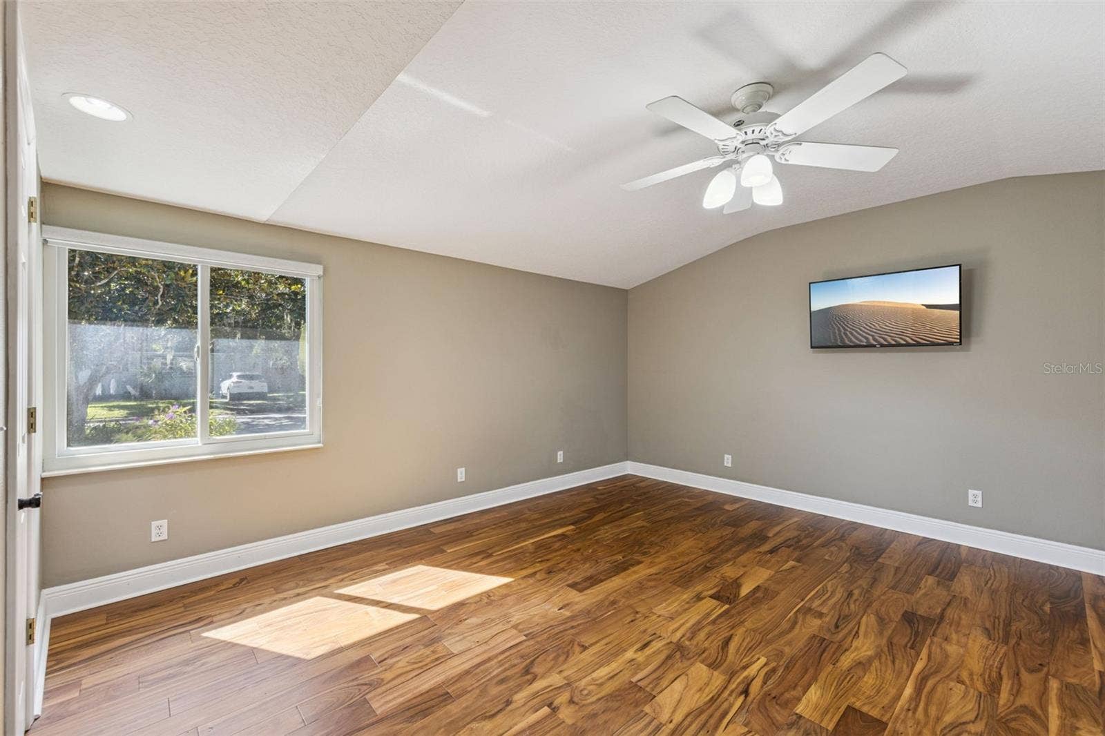 3115 HARGILL DRIVE, Orlando, FL 32806 Primarty Bedroom has lots of light and space