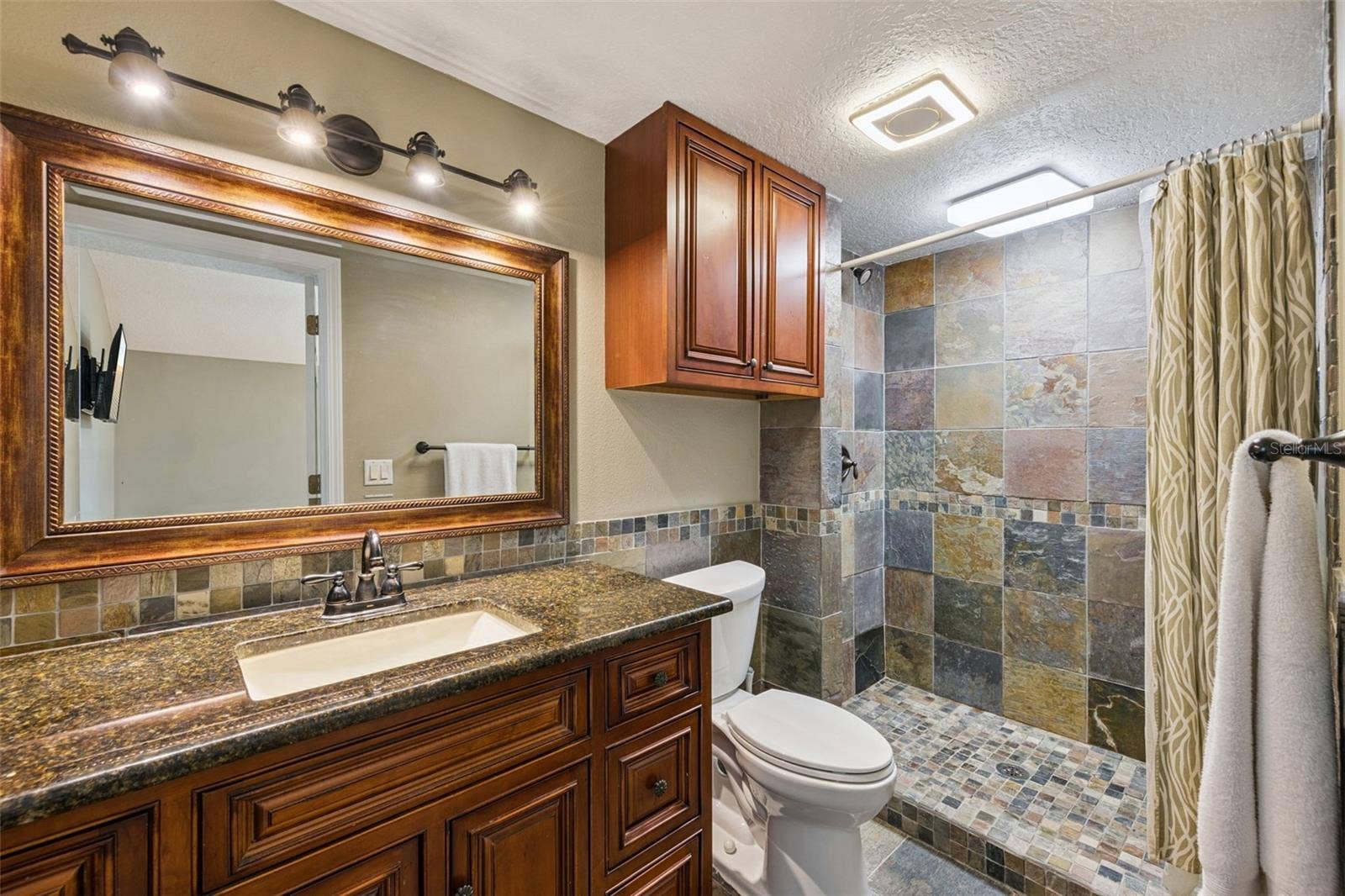 3115 HARGILL DRIVE, Orlando, FL 32806 Updated Primary Bath