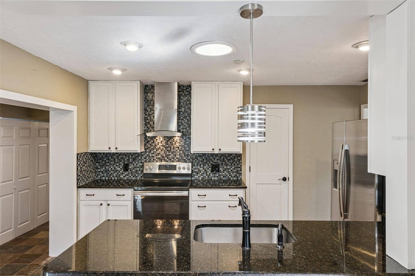 3115 HARGILL DRIVE, Orlando, FL 32806 Modern updated kitchen with range hood