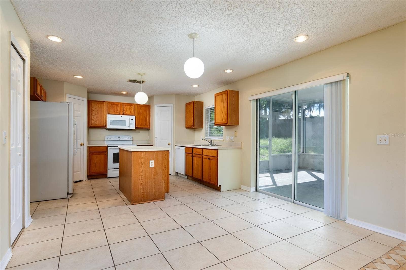 KITCHEN DINETTE AREA