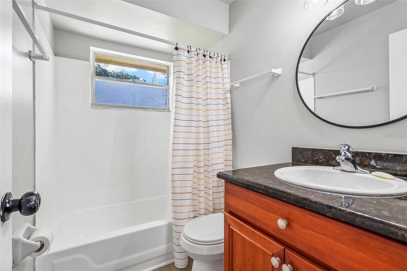 1332 BOREAS DRIVE, Orlando, FL 32822 The guest bathroom features a tub/shower combo, updated vanity, and a decorative mirror