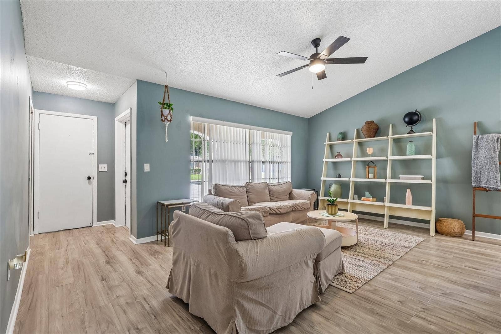 1332 BOREAS DRIVE, Orlando, FL 32822 As you enter your new abode, you have a lovely living space with a neutral but bold paint color