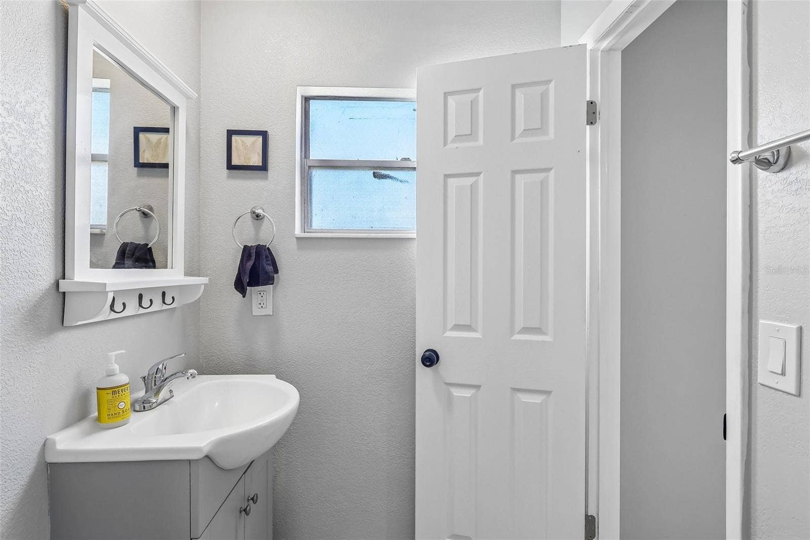 1332 BOREAS DRIVE, Orlando, FL 32822 Bonus! Window in the bathroom for natural light