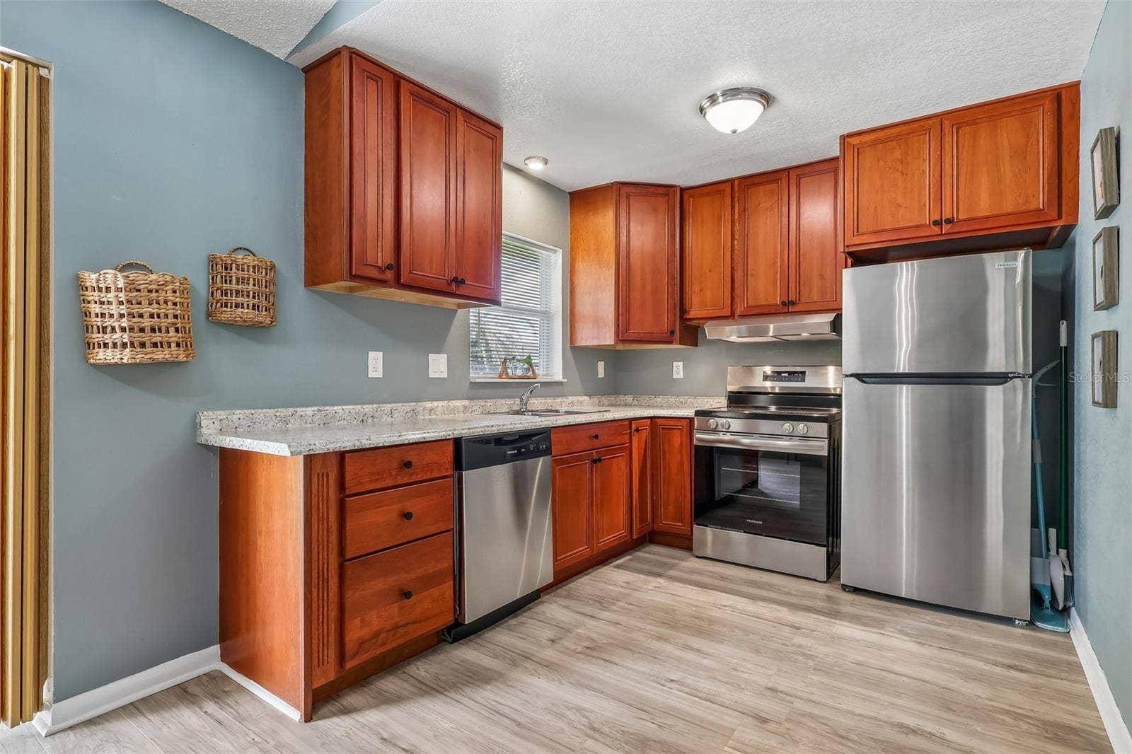 1332 BOREAS DRIVE, Orlando, FL 32822 Beautiful updated kitchen! The reddish wood cabinets offer a warmth to the home and there are stainless steel appliances for a sleek look
