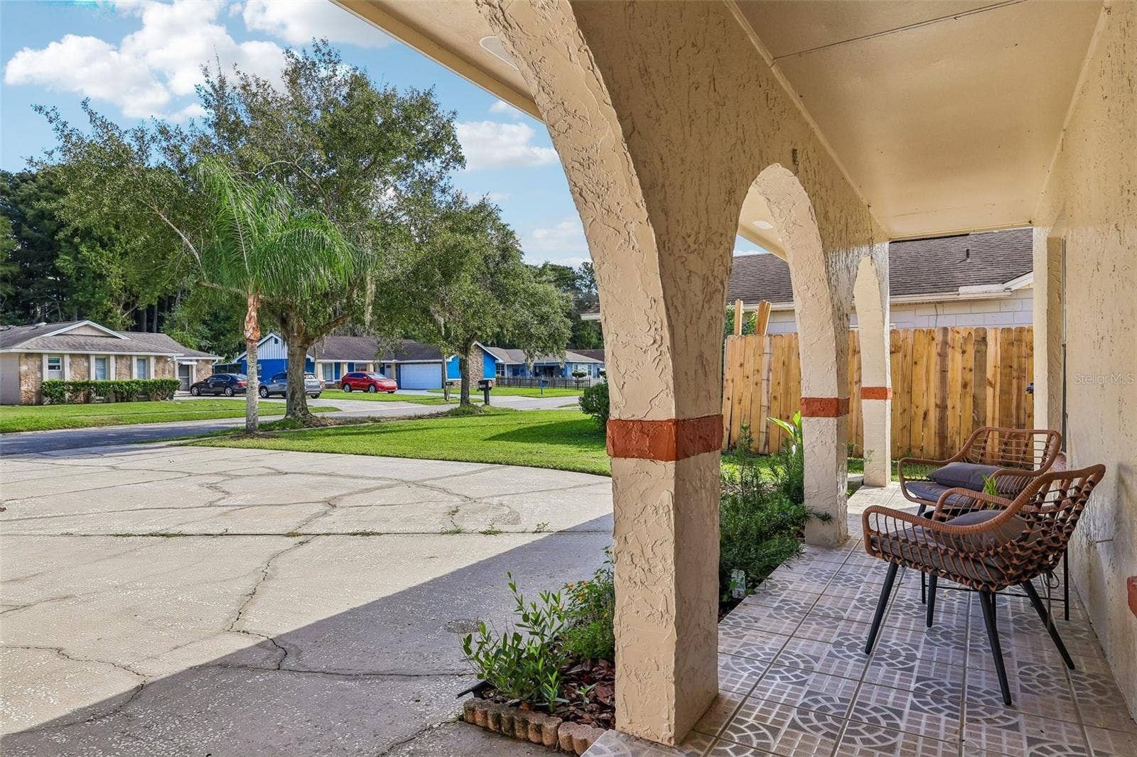 1332 BOREAS DRIVE, Orlando, FL 32822 You'll enjoy sitting on your covered patio with beautiful tile accents