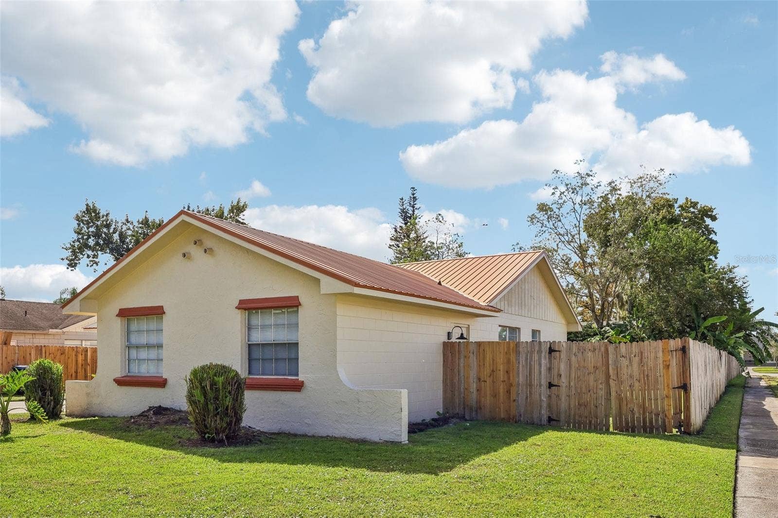 1332 BOREAS DRIVE, Orlando, FL 32822 Well maintained lawn and completely wood-fenced yard