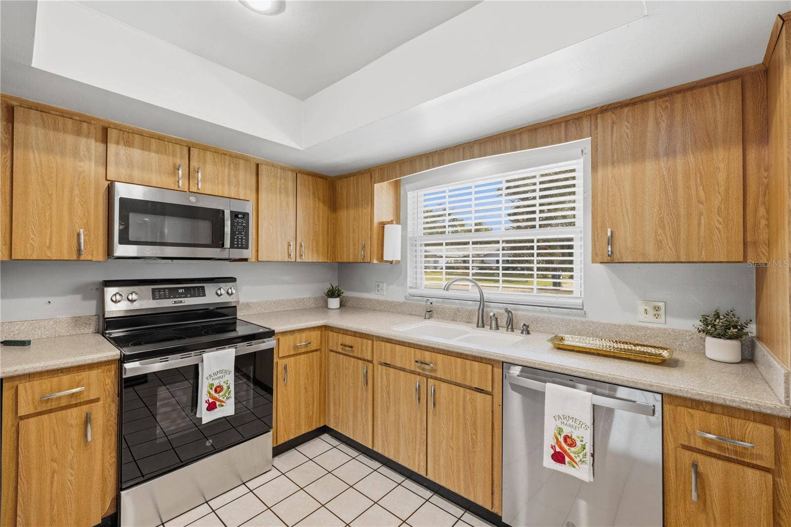 3020 GREENMOUNT ROAD, Orlando, FL 32806 Kitchen