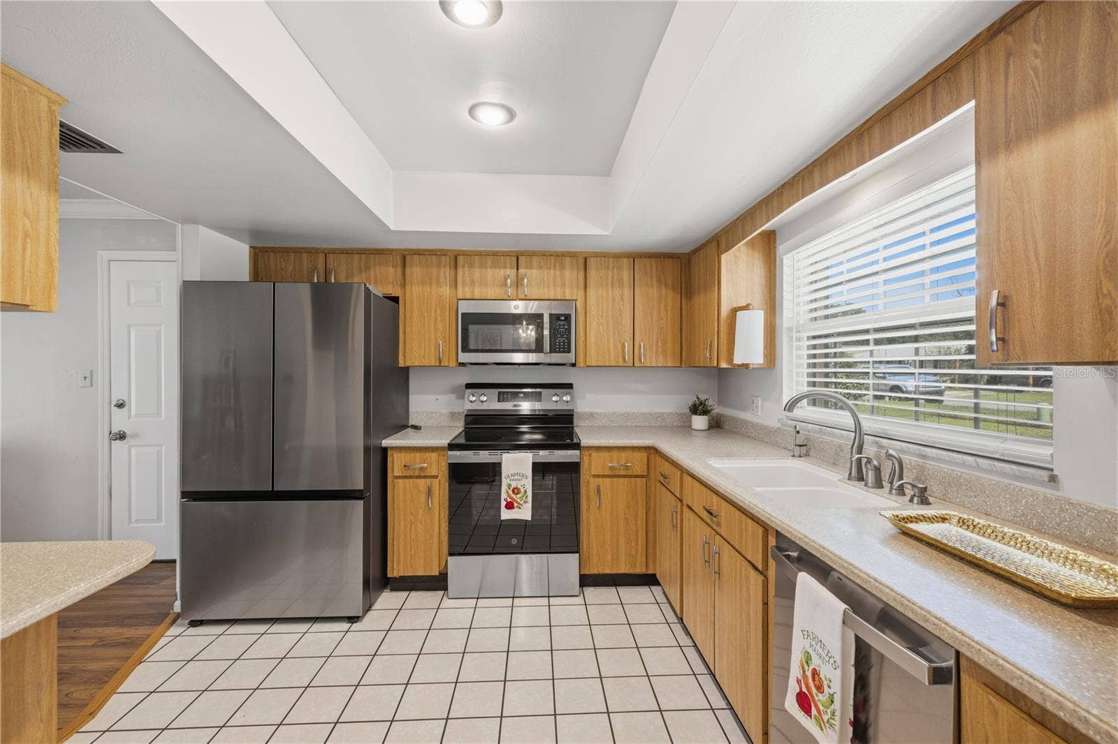 3020 GREENMOUNT ROAD, Orlando, FL 32806 Kitchen