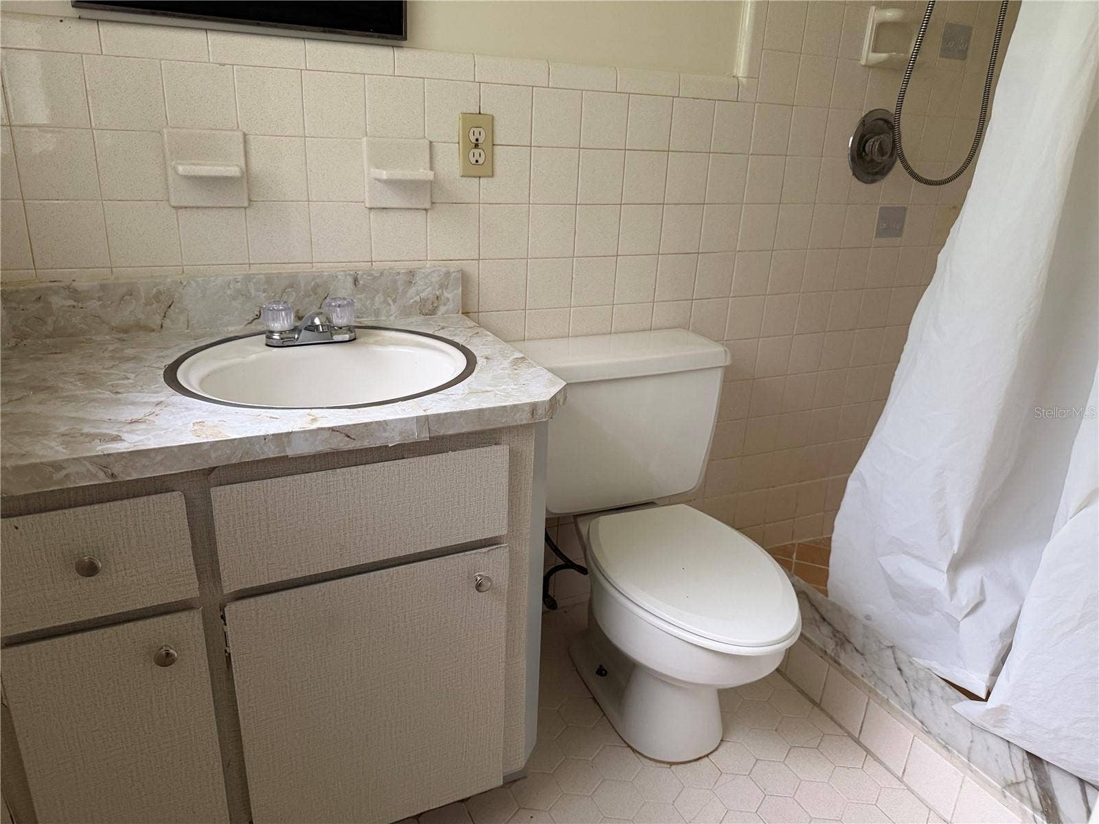 5613 CASTLE OAK COURT, Orlando, FL 32808 5613 CASTLE OAK COURT, Orlando, FL 32808