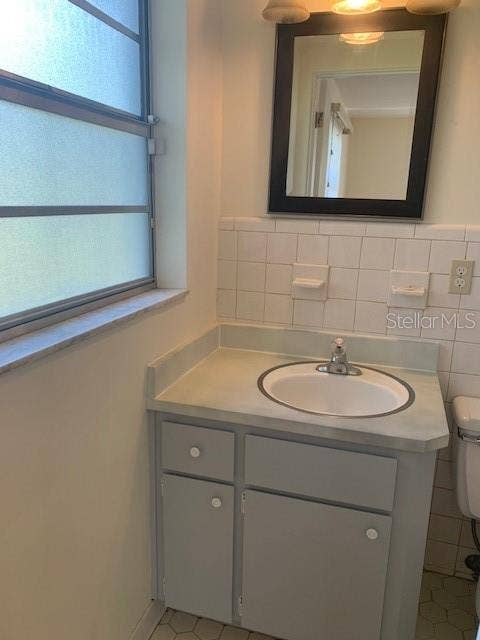 5613 CASTLE OAK COURT, Orlando, FL 32808 master bath sink