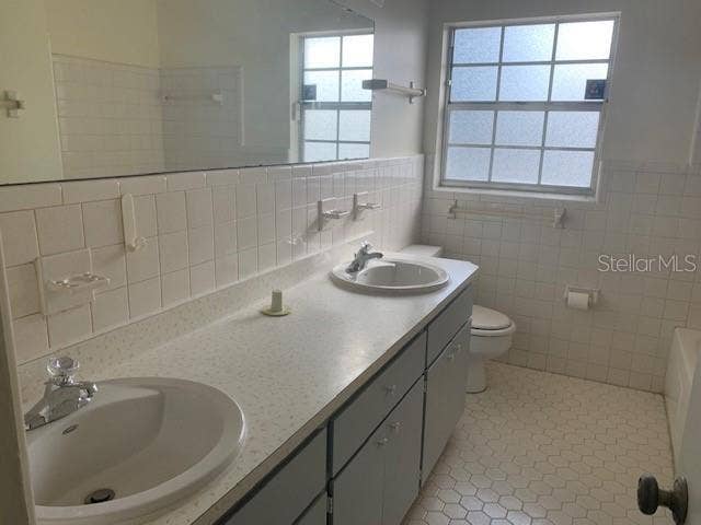 5613 CASTLE OAK COURT, Orlando, FL 32808 5613 CASTLE OAK COURT, Orlando, FL 32808
