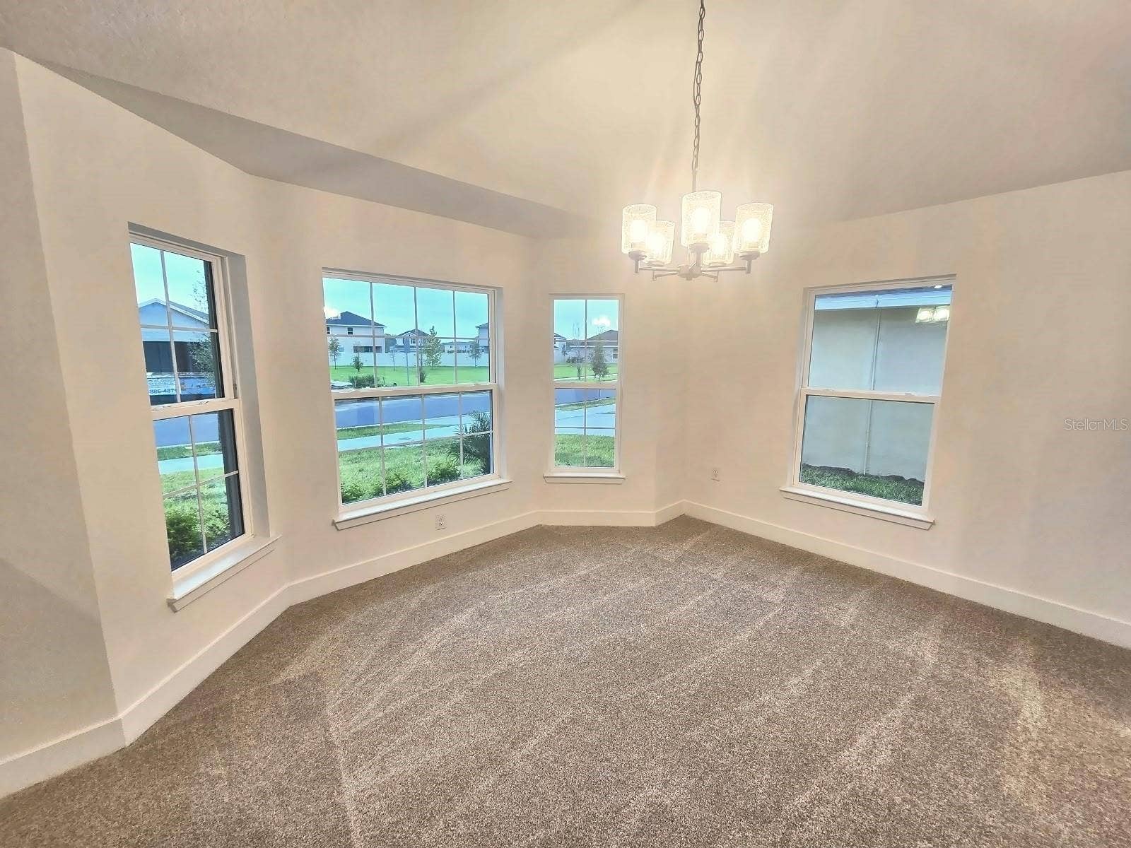 Dining room with bay windows