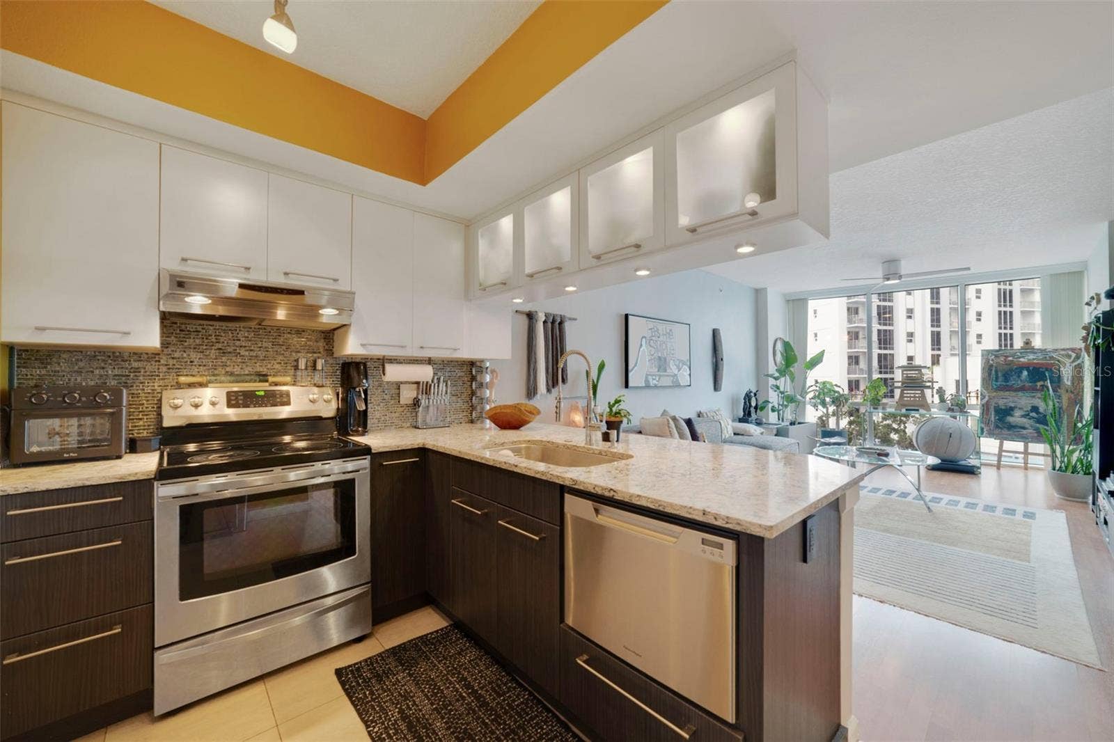 322 E CENTRAL BOULEVARD, #811, Orlando, FL 32801 Kitchen Image 3