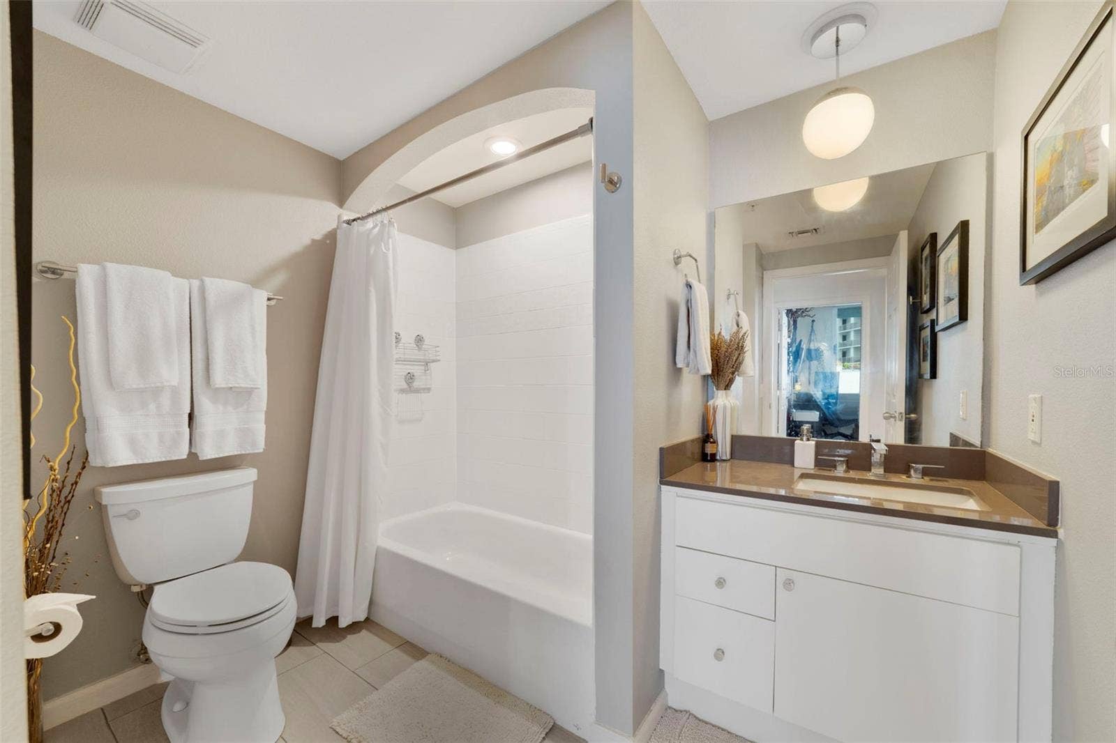 322 E CENTRAL BOULEVARD, #811, Orlando, FL 32801 Guest Bath