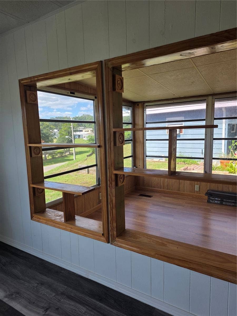 Open Shelves into Florida Room