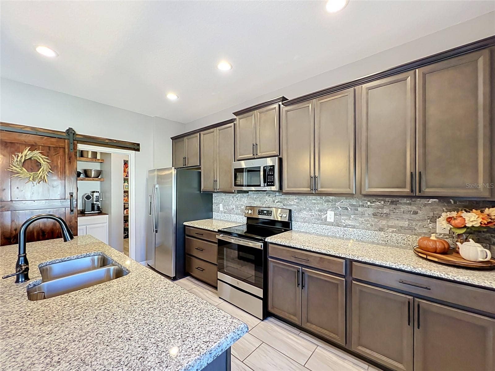 9389 LA SALLE STREET, Groveland, FL 34736 9389 LA SALLE STREET, Groveland, FL 34736