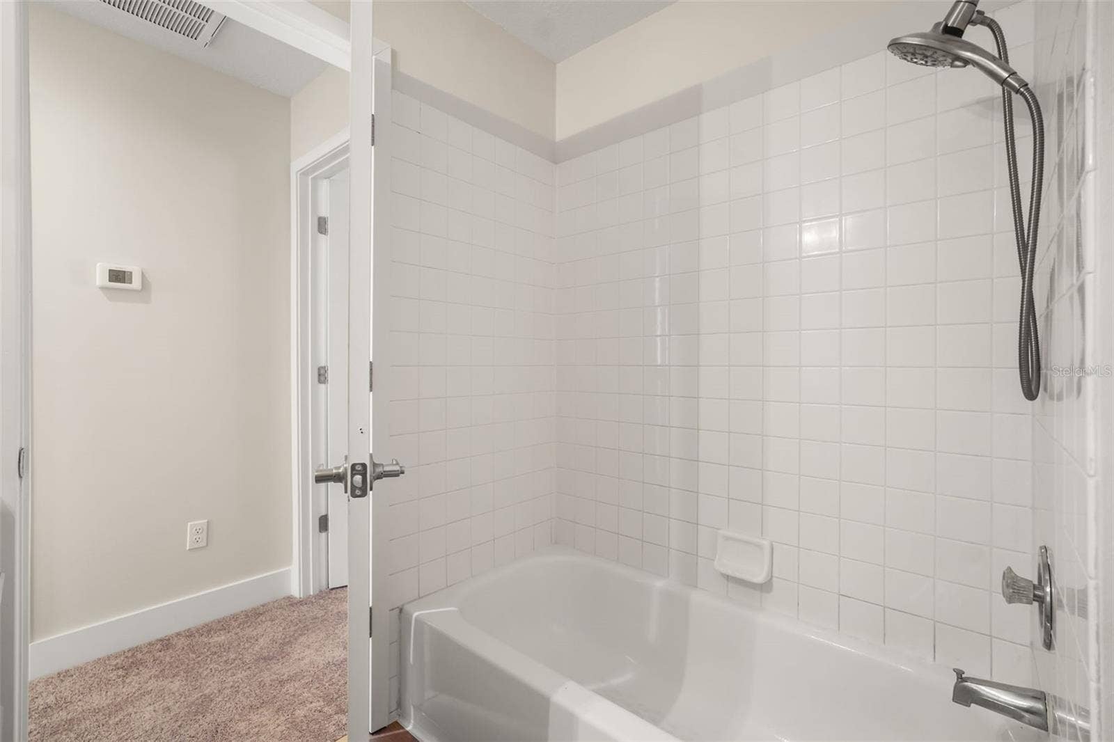 917 BERESFORD WAY, Lake Mary, FL 32746 Upstairs Guest Bathroom