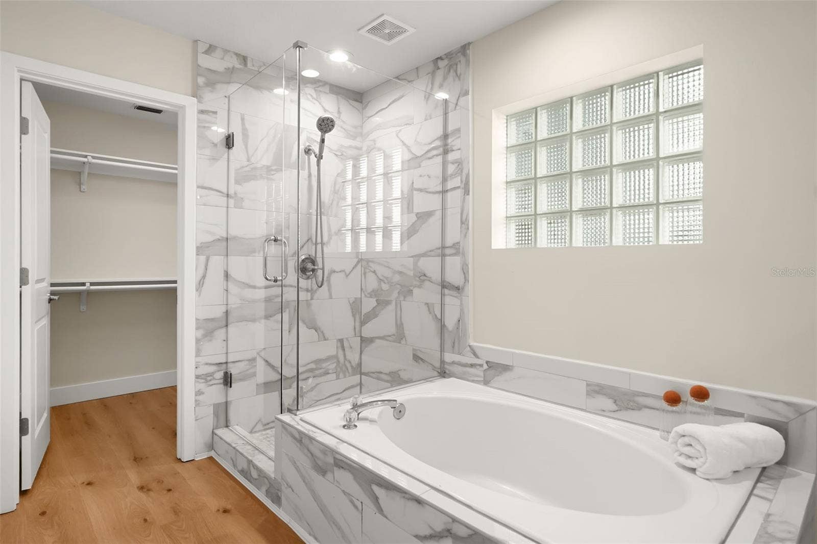 917 BERESFORD WAY, Lake Mary, FL 32746 Downstairs Primary Bathroom and walk in closet